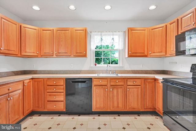8 BARBARA LN, Lititz, PA 17543