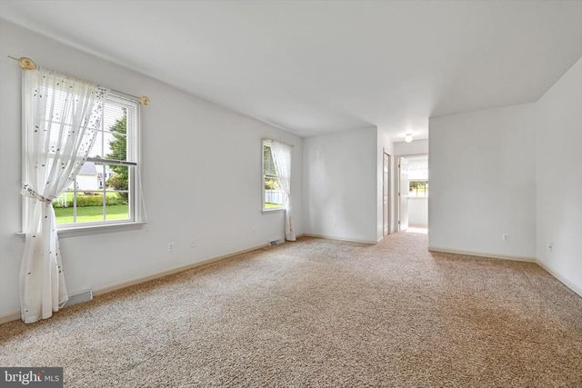 8 BARBARA LN, Lititz, PA 17543