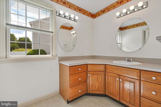 8 BARBARA LN, Lititz, PA 17543