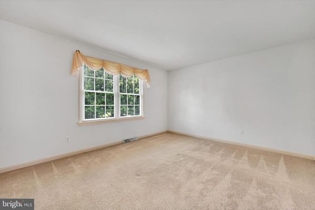 8 BARBARA LN, Lititz, PA 17543