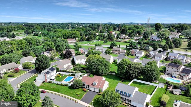 8 BARBARA LN, Lititz, PA 17543