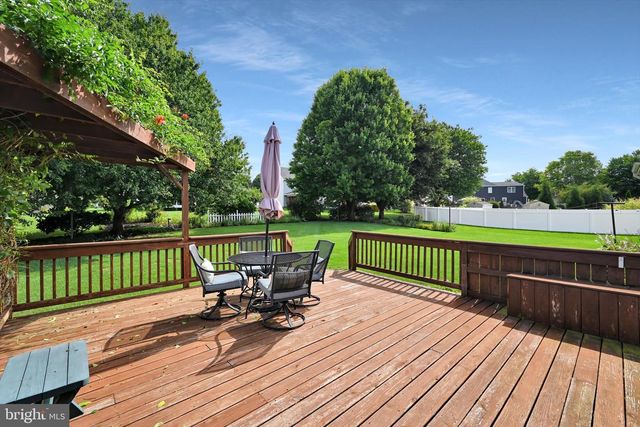 8 BARBARA LN, Lititz, PA 17543