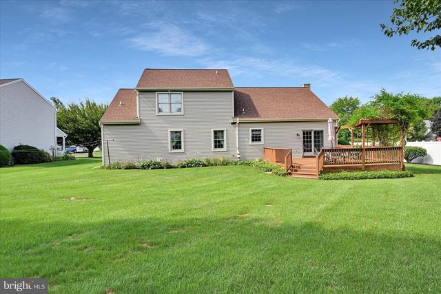 8 BARBARA LN, Lititz, PA 17543