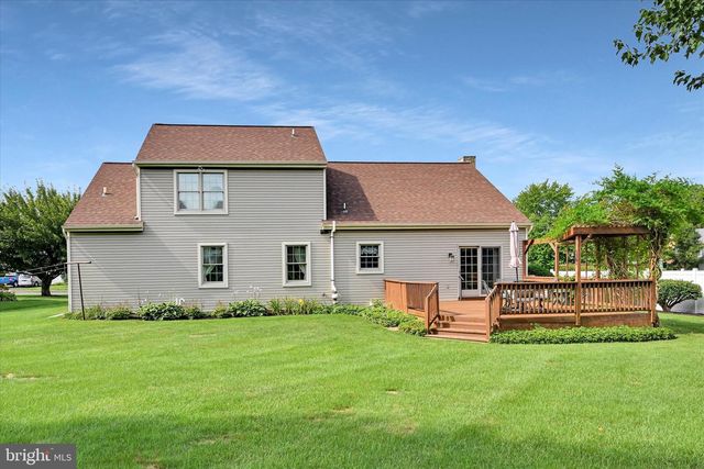 8 BARBARA LN, Lititz, PA 17543