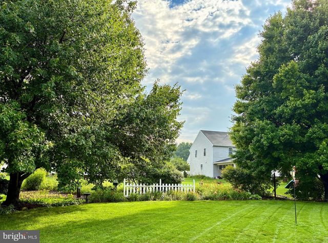 8 BARBARA LN, Lititz, PA 17543