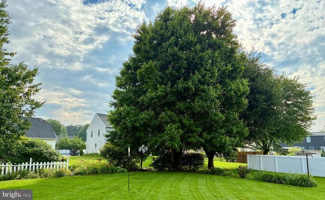 8 BARBARA LN, Lititz, PA 17543