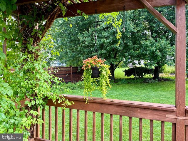 8 BARBARA LN, Lititz, PA 17543