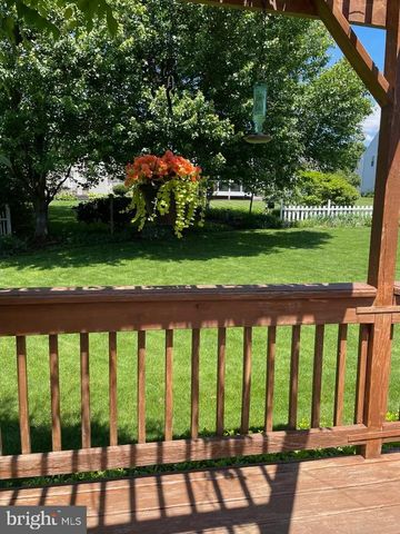 8 BARBARA LN, Lititz, PA 17543