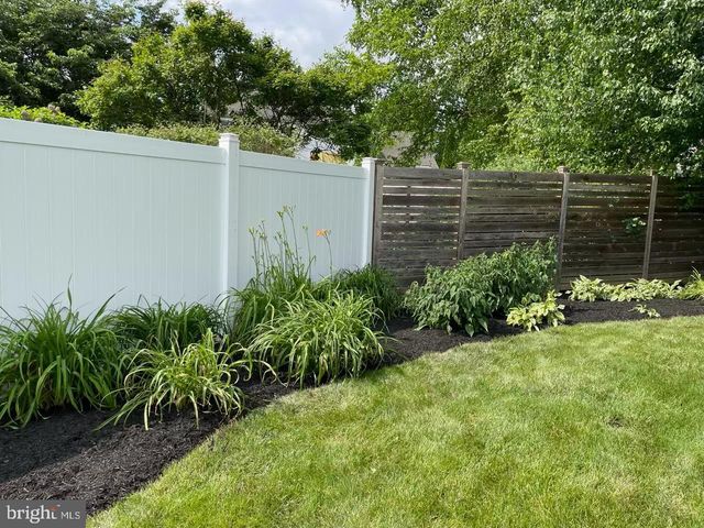 8 BARBARA LN, Lititz, PA 17543