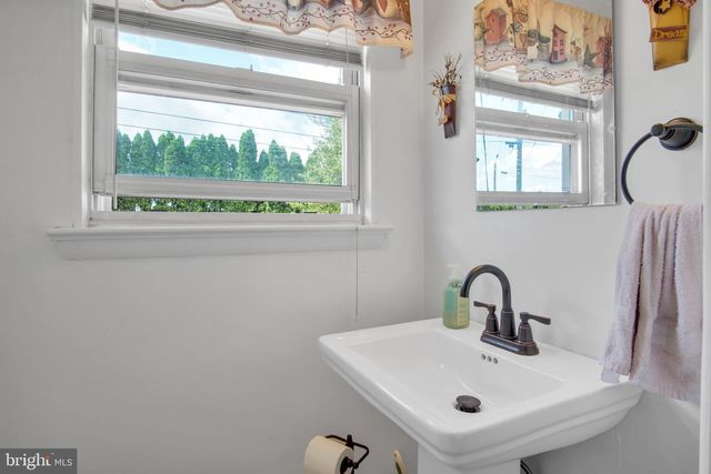 927 MARBROOK LN, York, PA 17404