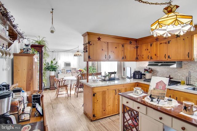 927 MARBROOK LN, York, PA 17404