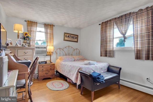 927 MARBROOK LN, York, PA 17404