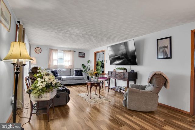 927 MARBROOK LN, York, PA 17404