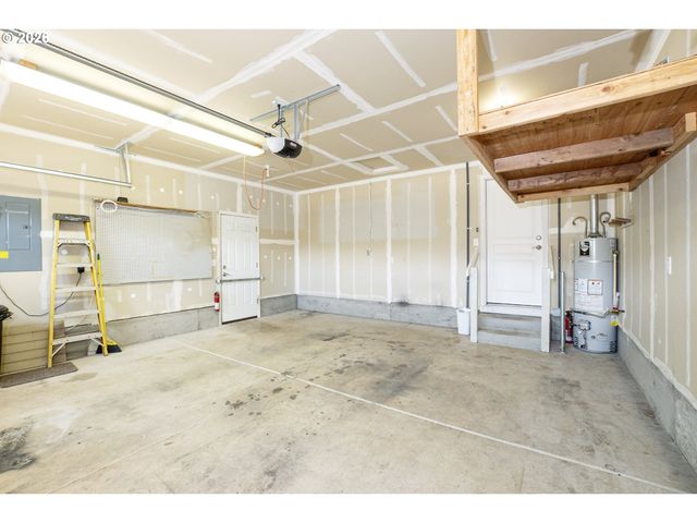 4950 GLACIER Dr, Springfield, OR 97478