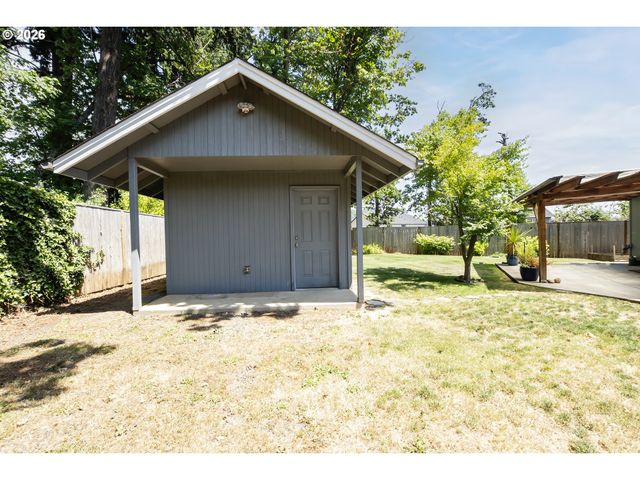 4950 GLACIER Dr, Springfield, OR 97478