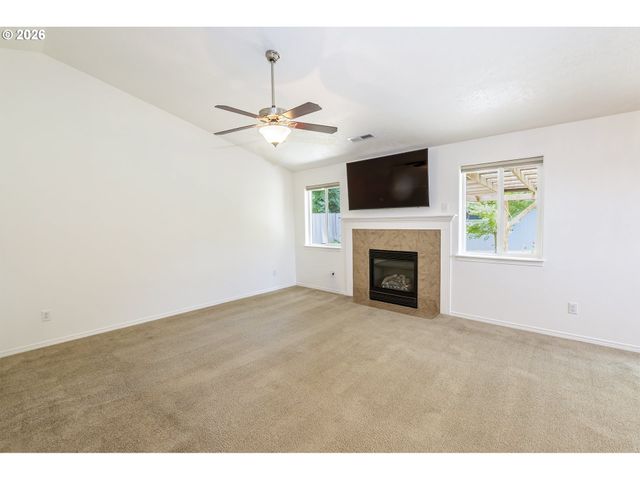 4950 GLACIER Dr, Springfield, OR 97478