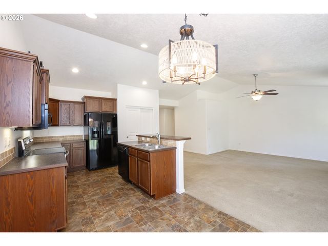 4950 GLACIER Dr, Springfield, OR 97478