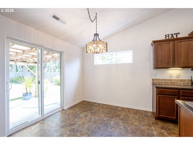 4950 GLACIER Dr, Springfield, OR 97478