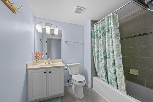 8515 Woodward Avenue 303, Woodridge, IL 60517