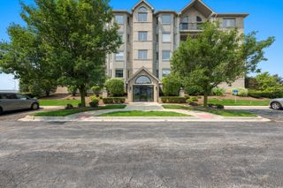 8515 Woodward Avenue 303, Woodridge, IL 60517