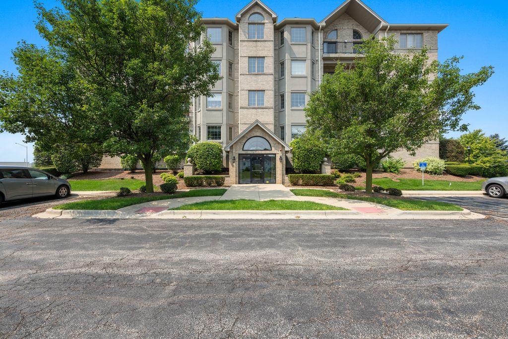 8515 Woodward Avenue 303, Woodridge, IL 60517