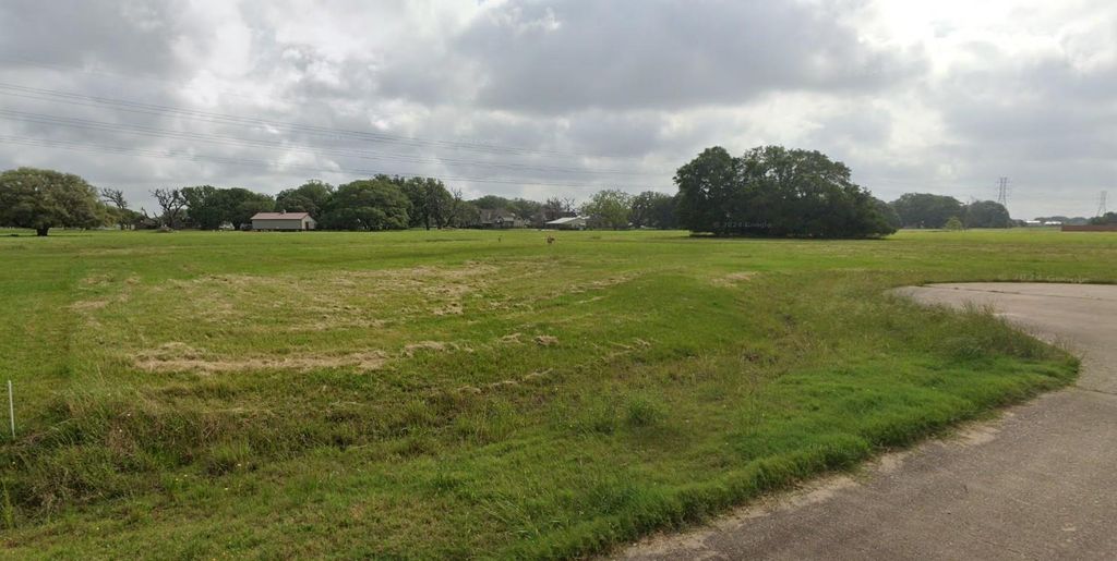 1014 Lone Star Court, Angleton, TX 77515