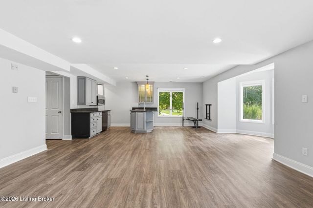 7642 Deer Meadow Dr, Louisville, KY 40241