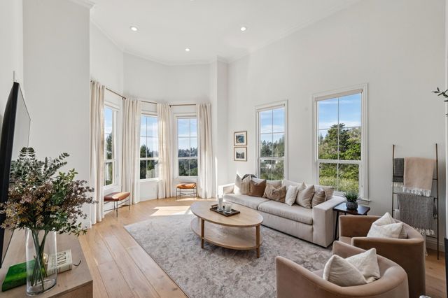 6194 Mazuela Dr, Oakland, CA 94611