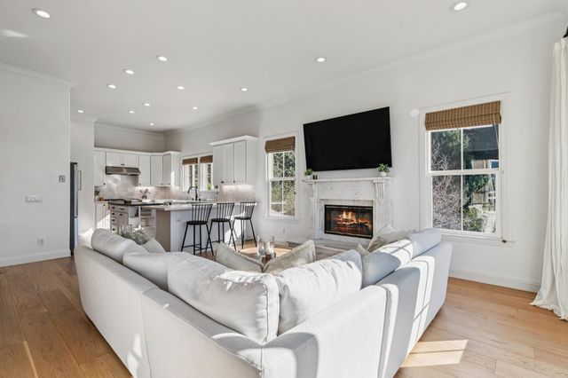 6194 Mazuela Dr, Oakland, CA 94611