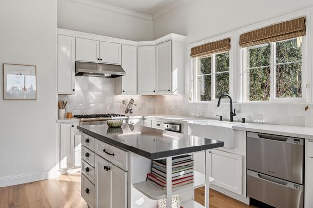 6194 Mazuela Dr, Oakland, CA 94611