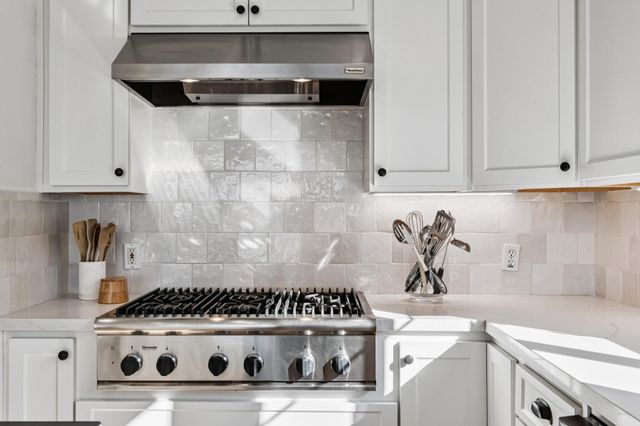 6194 Mazuela Dr, Oakland, CA 94611