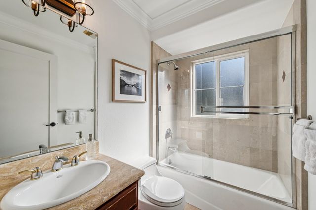 6194 Mazuela Dr, Oakland, CA 94611