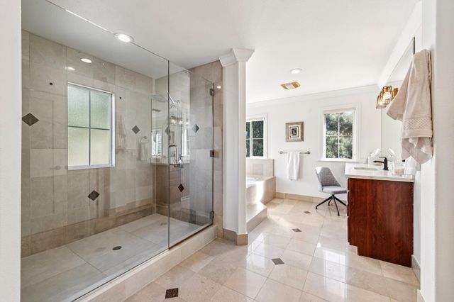 6194 Mazuela Dr, Oakland, CA 94611