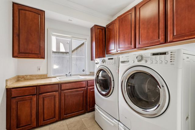 6194 Mazuela Dr, Oakland, CA 94611