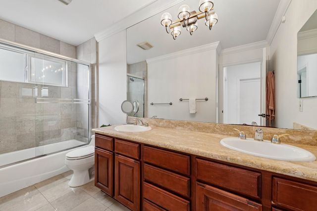 6194 Mazuela Dr, Oakland, CA 94611