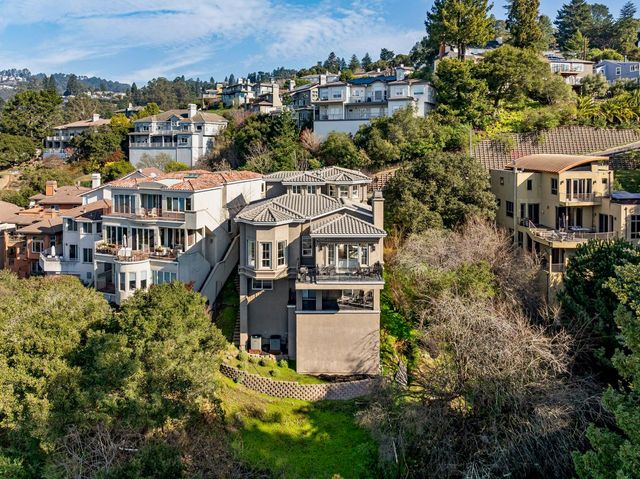 6194 Mazuela Dr, Oakland, CA 94611