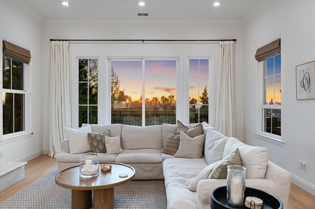 6194 Mazuela Dr, Oakland, CA 94611