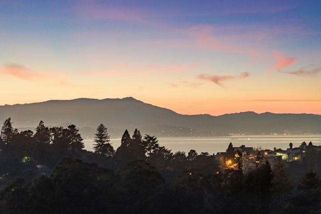 6194 Mazuela Dr, Oakland, CA 94611