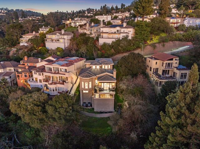 6194 Mazuela Dr, Oakland, CA 94611