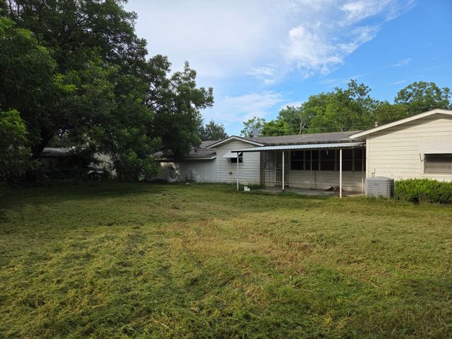 304 S Buffalo Street, Chico, TX 76431