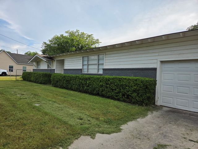 304 S Buffalo Street, Chico, TX 76431