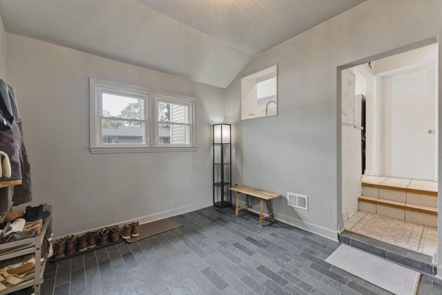 1090 W La Salle AVENUE, Glendale, WI 53209