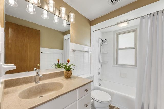 1090 W La Salle AVENUE, Glendale, WI 53209