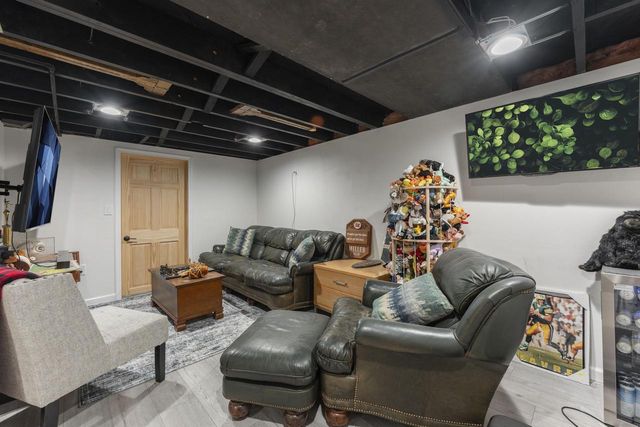 1090 W La Salle AVENUE, Glendale, WI 53209
