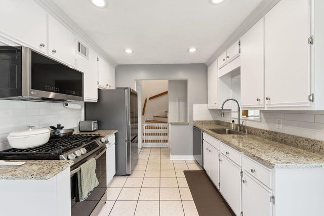 1090 W La Salle AVENUE, Glendale, WI 53209