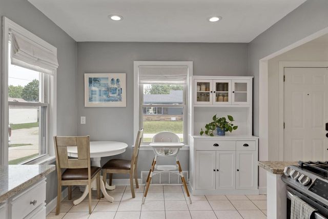 1090 W La Salle AVENUE, Glendale, WI 53209