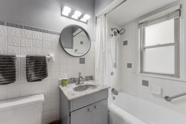 1090 W La Salle AVENUE, Glendale, WI 53209