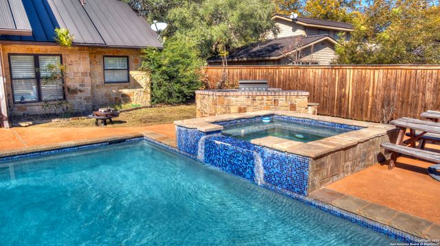 6454 N Us Highway 83, Leakey, TX 78873