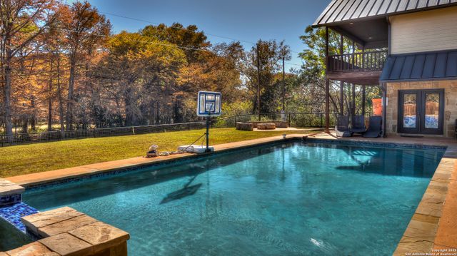 6454 N Us Highway 83, Leakey, TX 78873