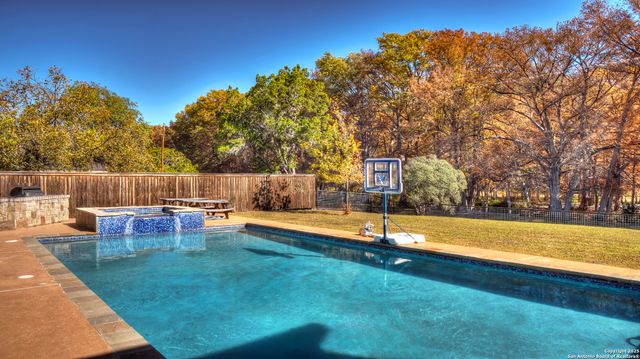 6454 N Us Highway 83, Leakey, TX 78873